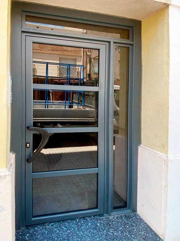 Instal·lació de portes d'alumini amb FA MA