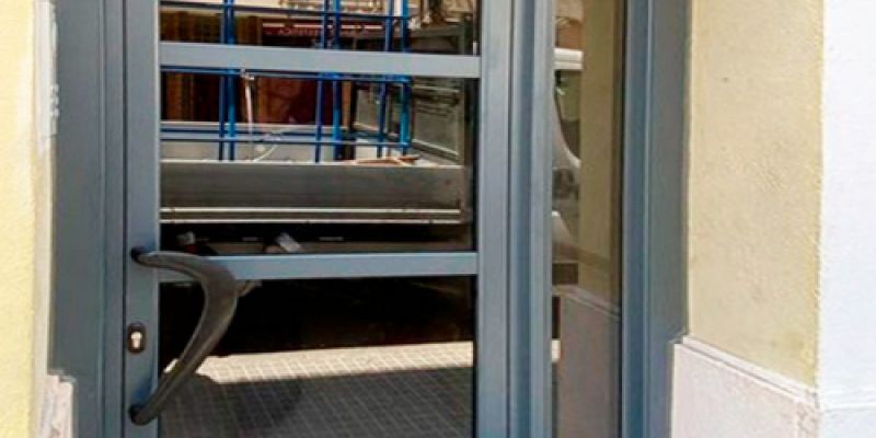 Instal·lació de portes d'alumini amb FA MA
